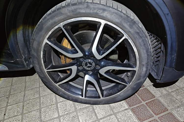 Used Mercedes-Benz GLC AMG 2017 AMG GLC 43 4MATIC Special Edition Right Front Wheel Hub
