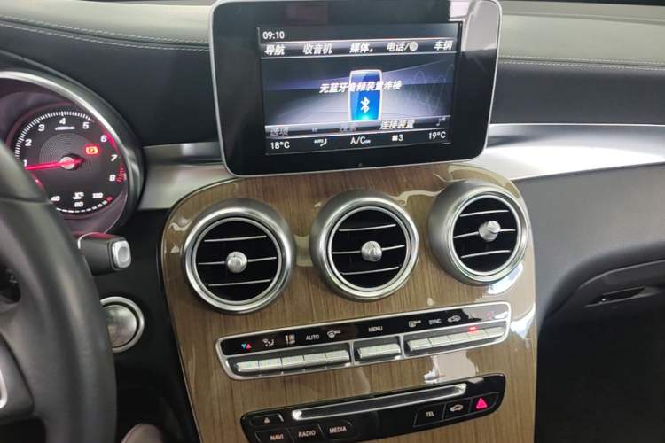 Used Mercedes-Benz GLC Coupe 2017 GLC 260 4MATIC Coupe SUV Audio And AC Panel