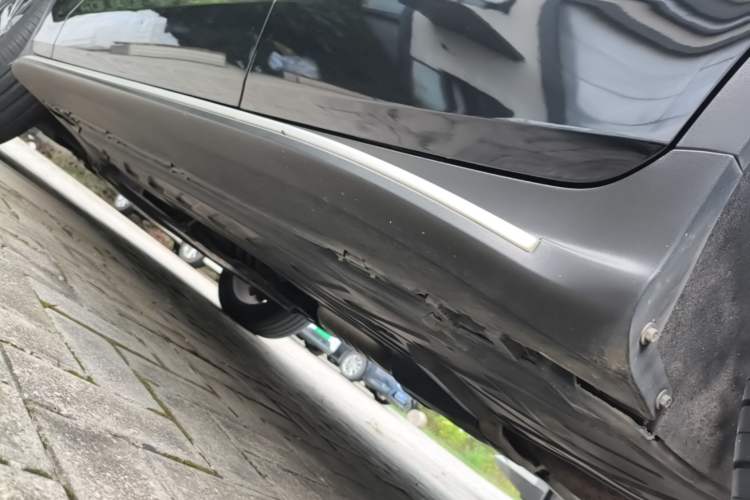 Used Mercedes-Benz GLC Coupe 2018 GLC 260 4MATIC Coupe SUV Left Side Sill