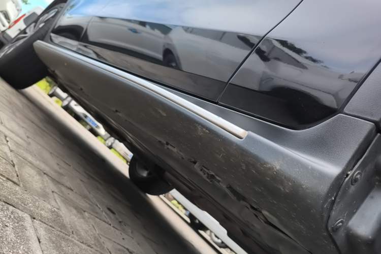 Used Mercedes-Benz GLC Coupe 2018 GLC 260 4MATIC Coupe SUV Right Side Sill