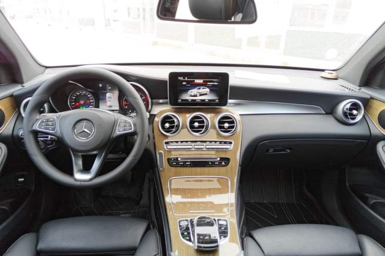 Used Mercedes-Benz GLC Coupe 2018 GLC 260 4MATIC Coupe SUV Center Console