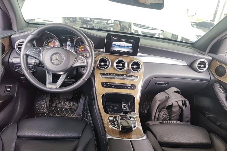 Used Mercedes-Benz GLC Coupe 2018 GLC 260 4MATIC Coupe SUV Center Console