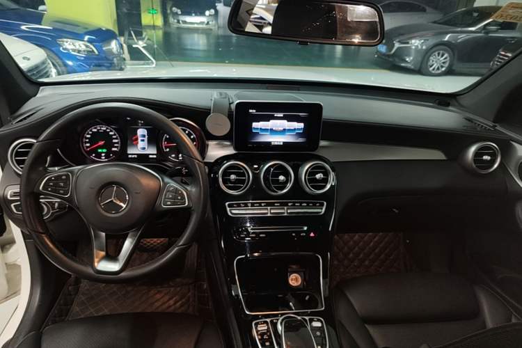 Used Mercedes-Benz GLC Coupe 2018 GLC 200 4MATIC Coupe SUV Center Console