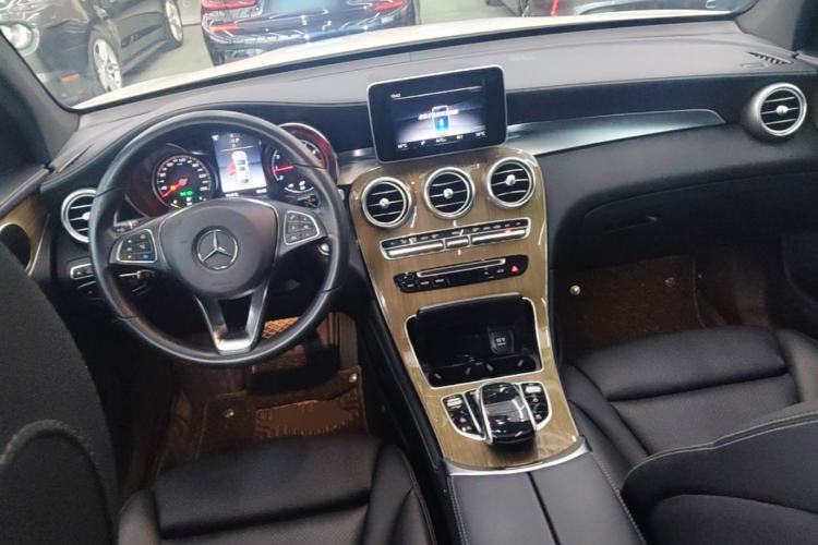 Used Mercedes-Benz GLC Coupe 2018 GLC 260 4MATIC Coupe SUV Center Console