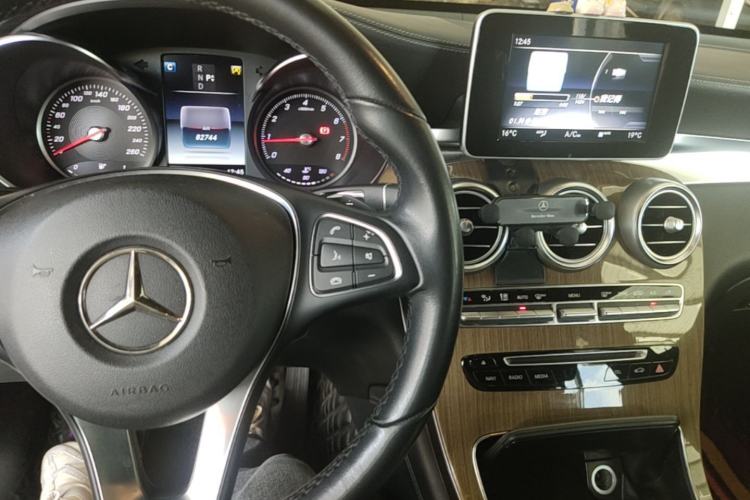Used Mercedes-Benz GLC Coupe 2018 GLC 260 4MATIC Coupe SUV Center Console