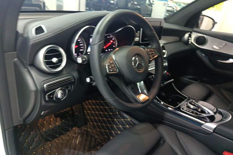 Used Mercedes-Benz GLC Coupe 2018 GLC 200 4MATIC Coupe SUV Interior 2