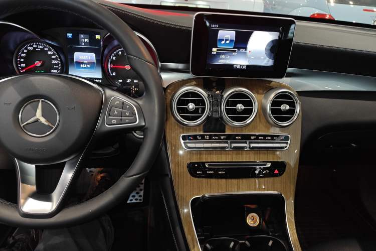 Used Mercedes-Benz GLC Coupe 2018 GLC 260 4MATIC Coupe SUV Interior 2