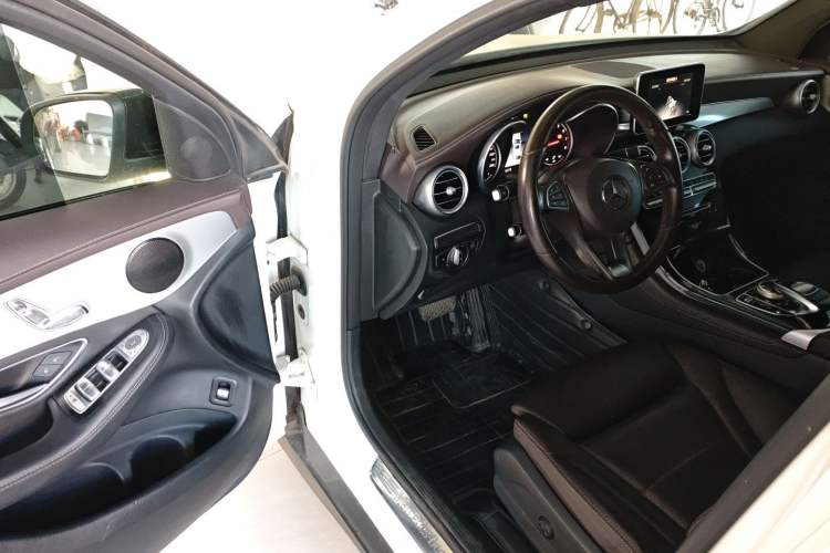 Used Mercedes-Benz GLC Coupe 2018 GLC 200 4MATIC Coupe SUV Interior 3
