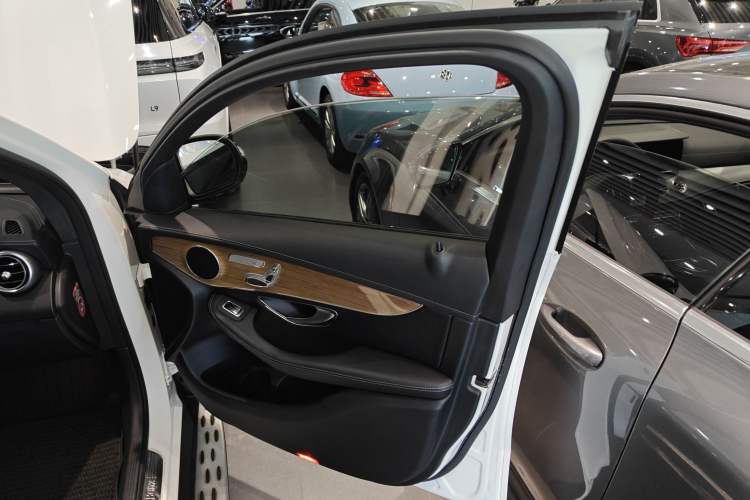 Used Mercedes-Benz GLC Coupe 2018 GLC 260 4MATIC Coupe SUV Interior 5