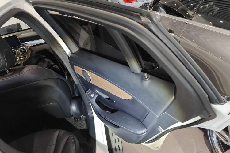 Used Mercedes-Benz GLC Coupe 2018 GLC 260 4MATIC Coupe SUV Interior 6