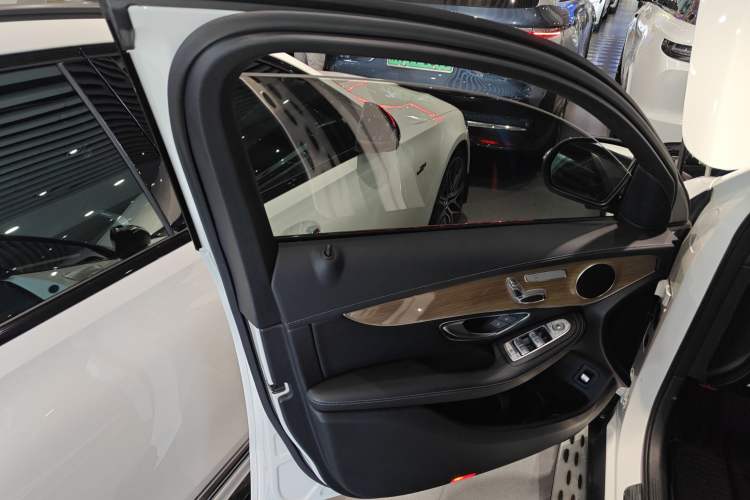 Used Mercedes-Benz GLC Coupe 2018 GLC 260 4MATIC Coupe SUV Interior 7