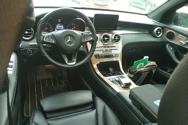Used Mercedes-Benz GLC Coupe 2019 GLC 260 4MATIC Coupe SUV Center Console