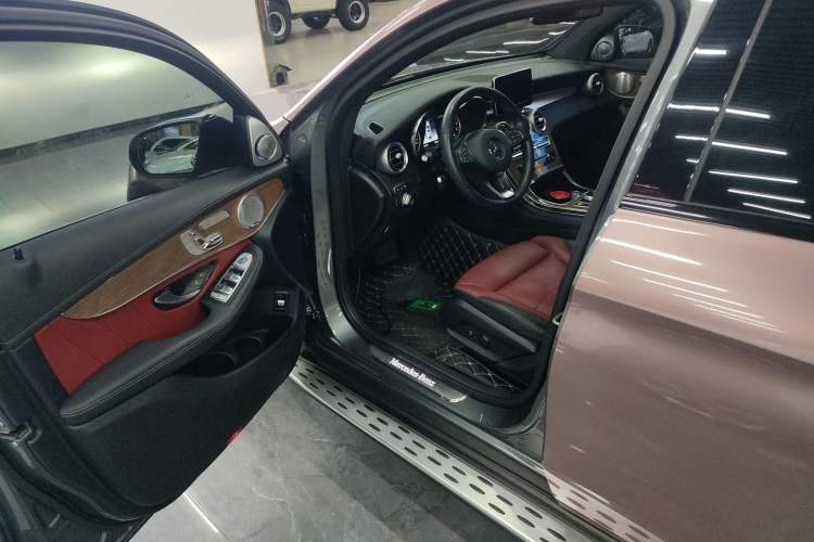 Used Mercedes-Benz GLC Coupe 2019 Facelift GLC 260 4MATIC Coupe SUV Interior 3