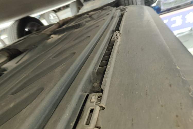 Used Mercedes-Benz GLC Coupe 2020 GLC 300 4MATIC Coupe SUV Right Side Sill