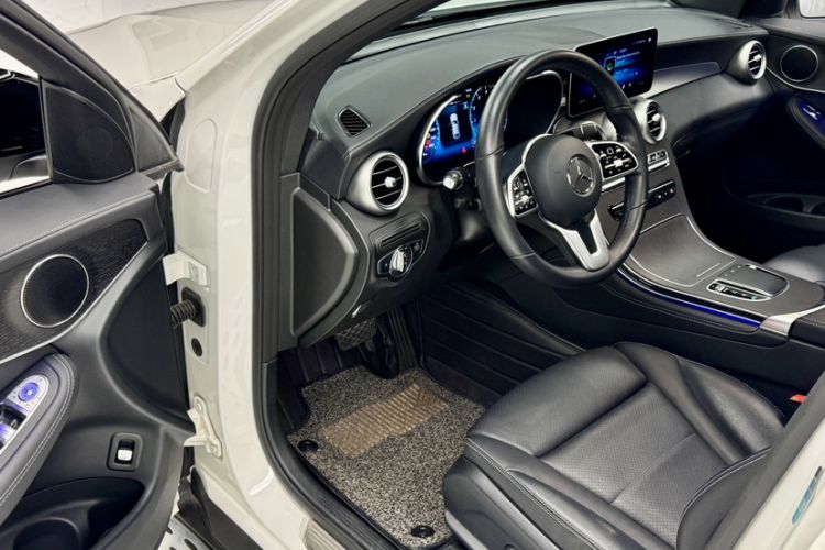 Used Mercedes-Benz GLC Coupe 2020 GLC 300 4MATIC Coupe SUV Interior 3