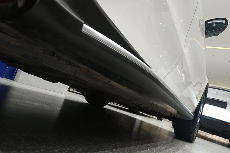 Used Mercedes-Benz GLC Coupe 2020 GLC 300 4MATIC Coupe SUV Right Side Sill