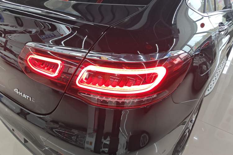 Used Mercedes-Benz GLC Coupe 2021 GLC 300 4MATIC Coupe SUV Exterior 6
