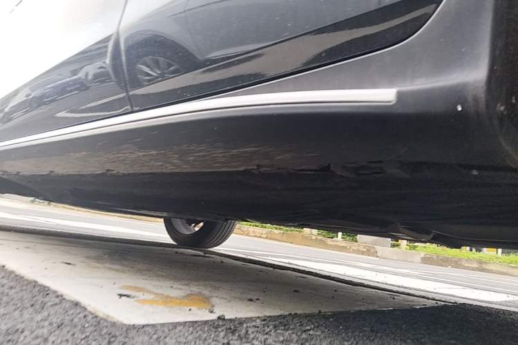 Used Mercedes-Benz GLC Coupe 2021 GLC 260 4MATIC Coupe SUV Left Side Sill