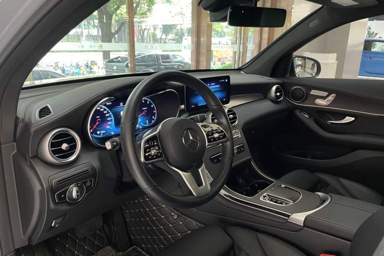 Used Mercedes-Benz GLC Coupe 2021 GLC 300 4MATIC Coupe SUV Interior 3