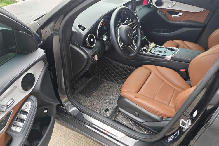 Used Mercedes-Benz GLC Coupe 2022 Refreshed GLC 260 4MATIC Coupe SUV Driver Seat