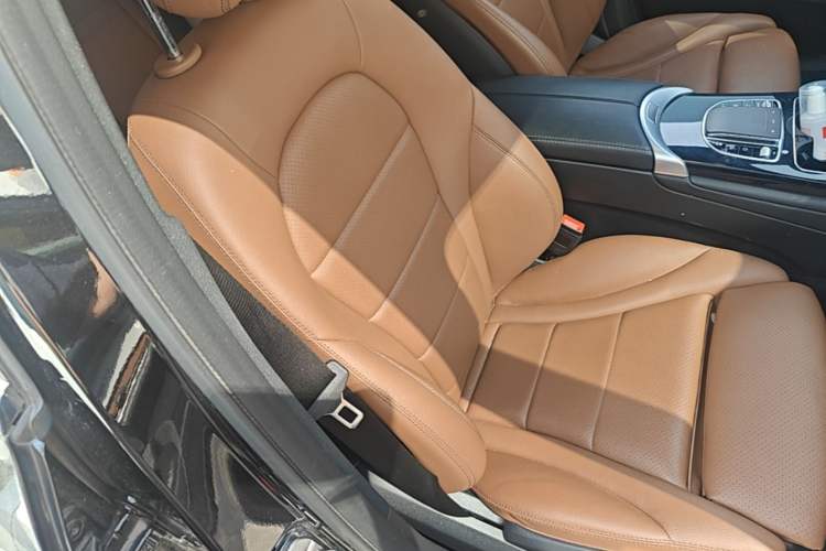 Used Mercedes-Benz GLC Coupe 2022 Refreshed GLC 260 4MATIC Coupe SUV Right Front Seat