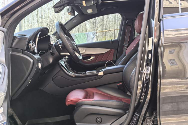 Used Mercedes-Benz GLC Coupe 2022 GLC 260 4MATIC Coupe SUV Interior 4