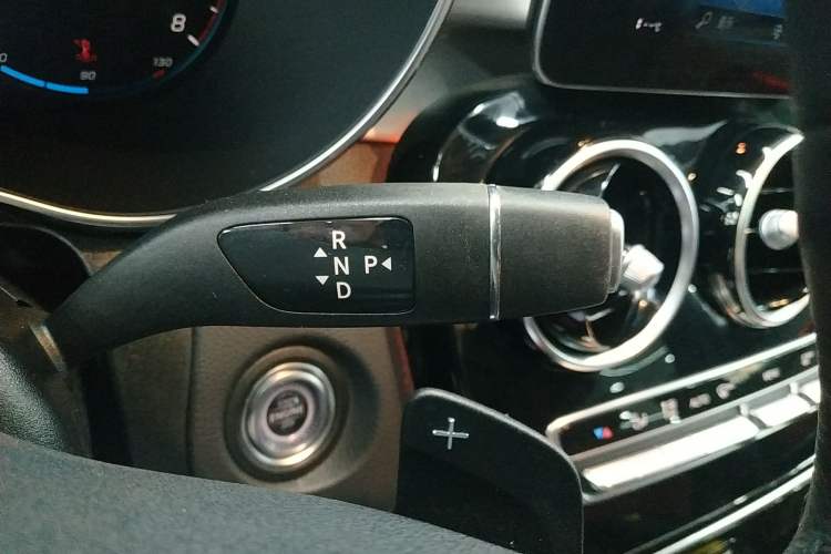 Used Mercedes-Benz GLC Coupe 2022 Refreshed GLC 260 4MATIC Coupe SUV Gear Lever