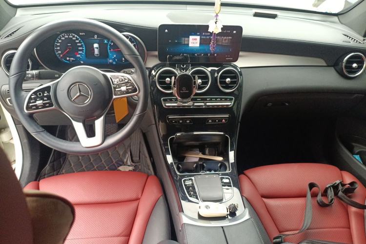 Used Mercedes-Benz GLC Coupe 2022 Refreshed GLC 260 4MATIC Coupe SUV Center Console