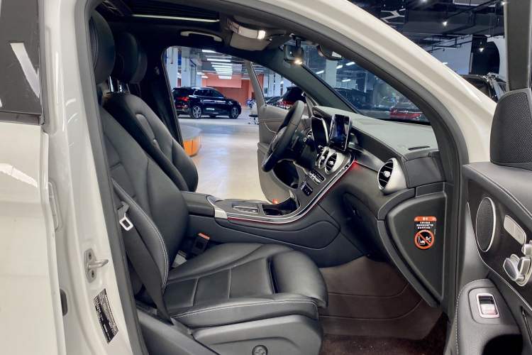 Used Mercedes-Benz GLC Coupe 2022 Refreshed GLC 300 4MATIC Coupe SUV Interior 10