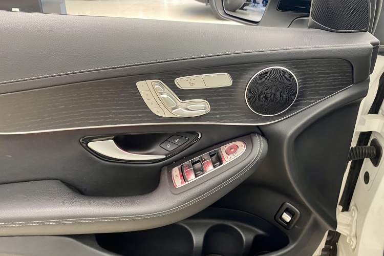 Used Mercedes-Benz GLC Coupe 2022 Refreshed GLC 300 4MATIC Coupe SUV Interior 9