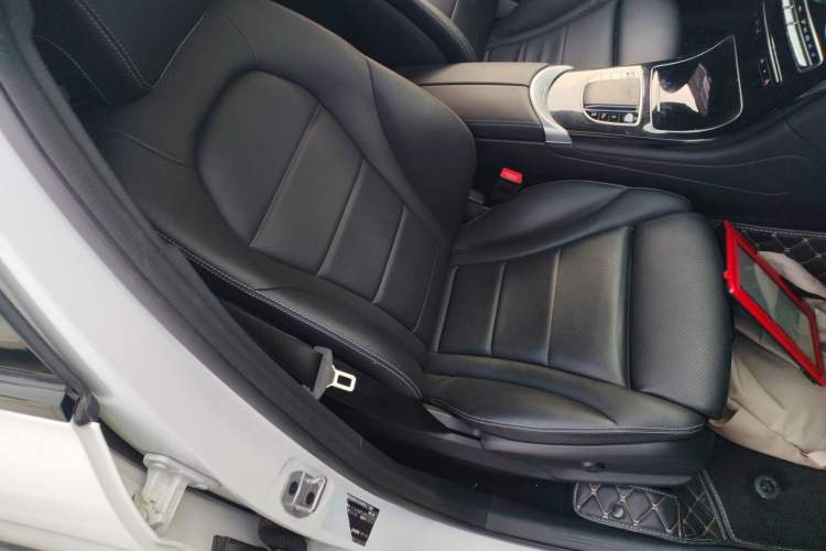Used Mercedes-Benz GLC Coupe 2022 Refreshed GLC 260 4MATIC Coupe SUV Right Front Seat