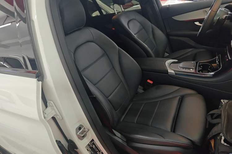 Used Mercedes-Benz GLC Coupe 2022 Refreshed GLC 260 4MATIC Coupe SUV Right Front Seat