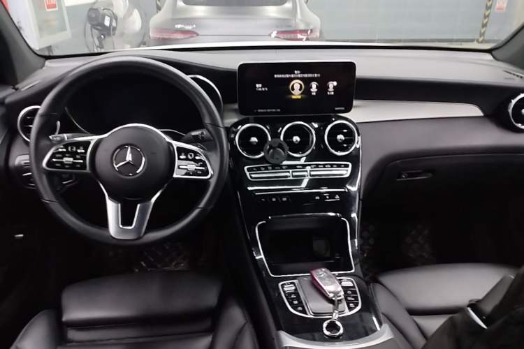 Used Mercedes-Benz GLC Coupe 2023 GLC 260 4MATIC Coupe SUV Center Console