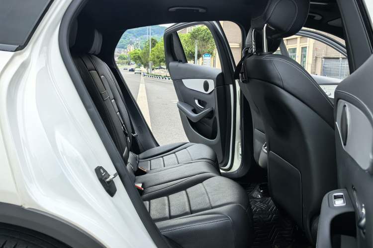 Used Mercedes-Benz GLC Coupe 2023 Refreshed GLC 260 4MATIC Coupe SUV Interior 3