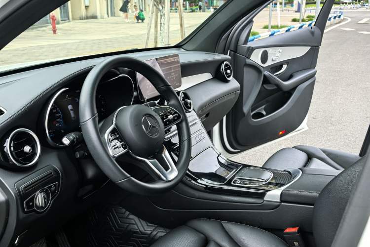 Used Mercedes-Benz GLC Coupe 2023 Refreshed GLC 260 4MATIC Coupe SUV Interior 5