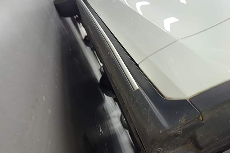 Used Mercedes-Benz GLC Coupe 2023 GLC 300 4MATIC Coupe SUV Right Side Sill