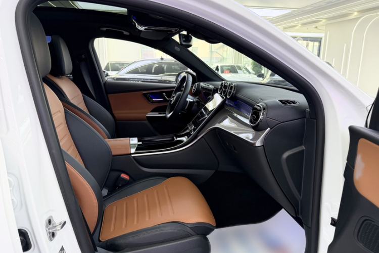 Used Mercedes-Benz GLC Coupe 2024 GLC 260 4MATIC Coupe SUV Interior 4
