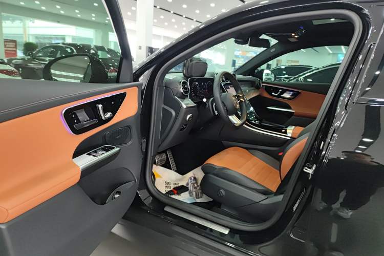 Used Mercedes-Benz GLC Coupe 2025 GLC 260 4MATIC Coupe SUV Interior 3