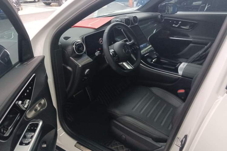 Used Mercedes-Benz GLC Coupe 2025 GLC 260 4MATIC Coupe SUV Interior 3