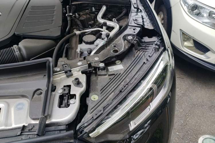 Used Mercedes-Benz GLC New Energy 2025 350 e L 4MATIC Collector's Edition Engine Bay Left