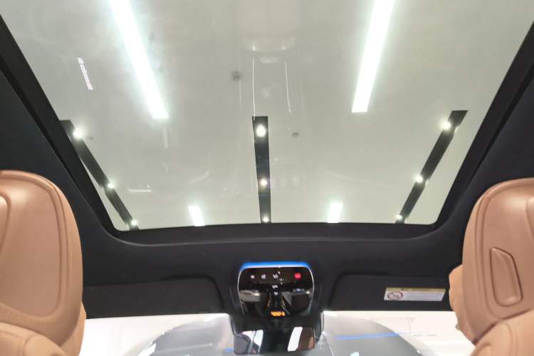 Used Mercedes-Benz GLC New Energy 2025 350 e L 4MATIC Collector's Edition Headliner
