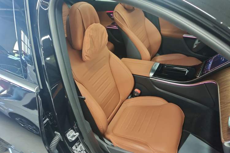 Used Mercedes-Benz GLC New Energy 2025 350 e L 4MATIC Collector's Edition Right Front Seat