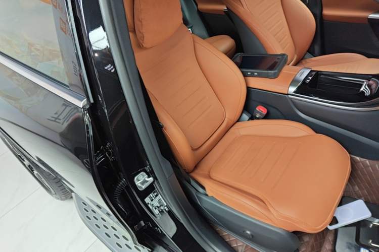 Used Mercedes-Benz GLC New Energy 2025 350 e L 4MATIC Collector's Edition Right Front Seat