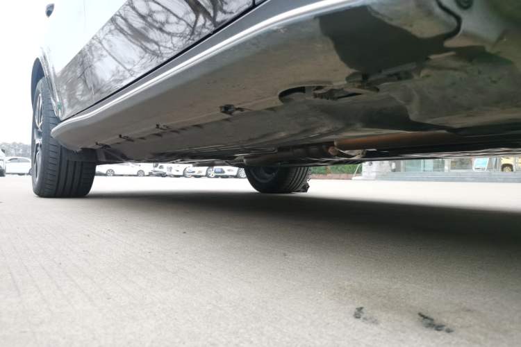 Used Mercedes-Benz GLC New Energy 2025 350 e L 4MATIC Collector's Edition Right Side Sill