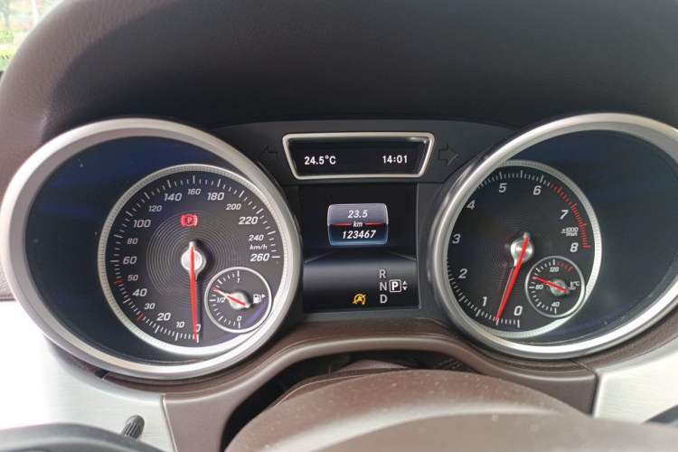 Used Mercedes-Benz GLE  Odometer Close Up