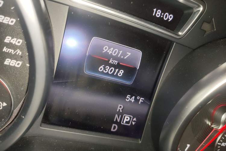 Used Mercedes-Benz GLE 2015 GLE 400 4MATIC Odometer Close Up