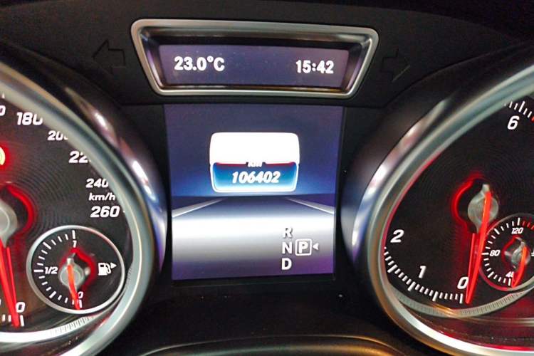 Used Mercedes-Benz GLE 2015 GLE 320 4MATIC Odometer Close Up