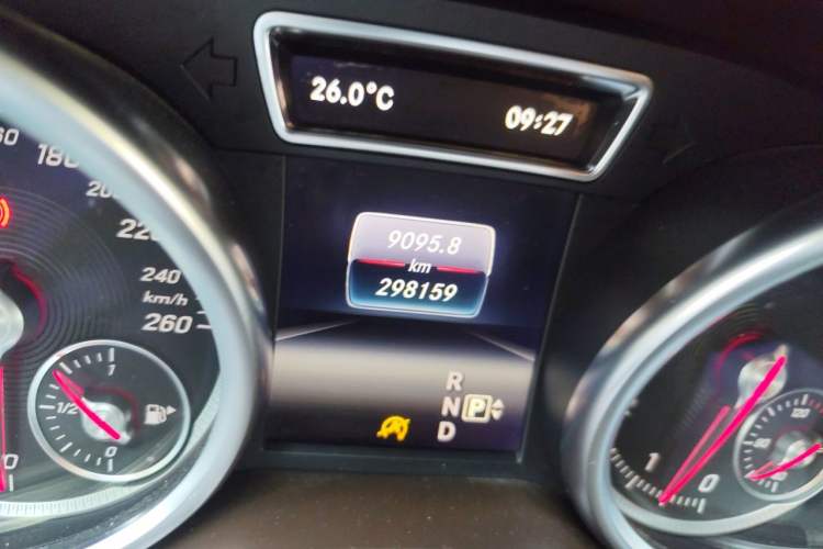 Used Mercedes-Benz GLE 2015 GLE 320 4MATIC Odometer Close Up