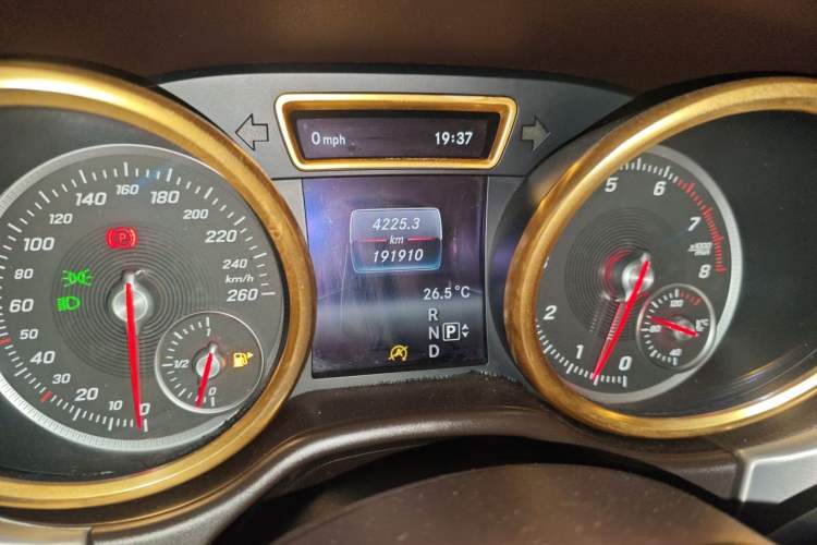 Used Mercedes-Benz GLE 2015 GLE 320 4MATIC Odometer Close Up