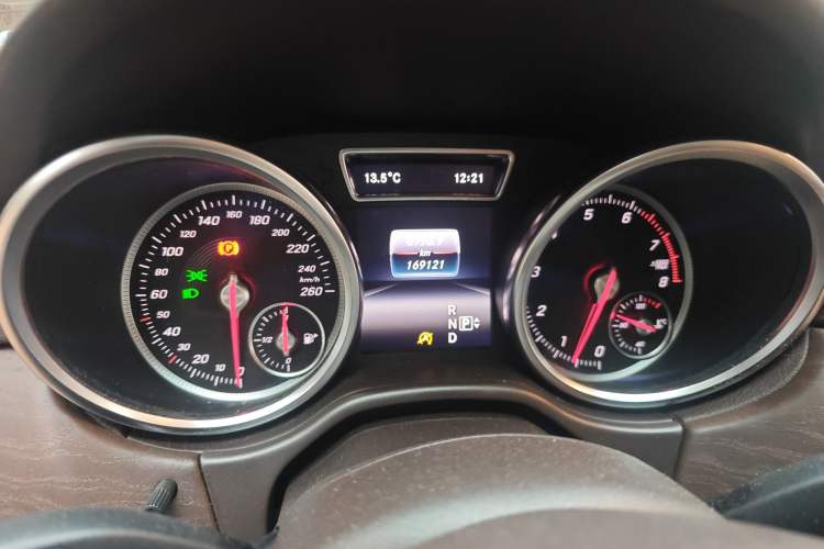 Used Mercedes-Benz GLE 2015 GLE 400 4MATIC Odometer Close Up